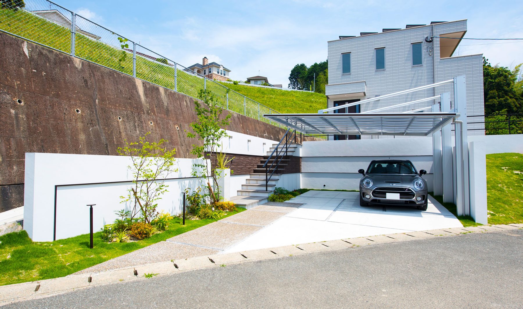植栽を日々楽しめるアプローチ。