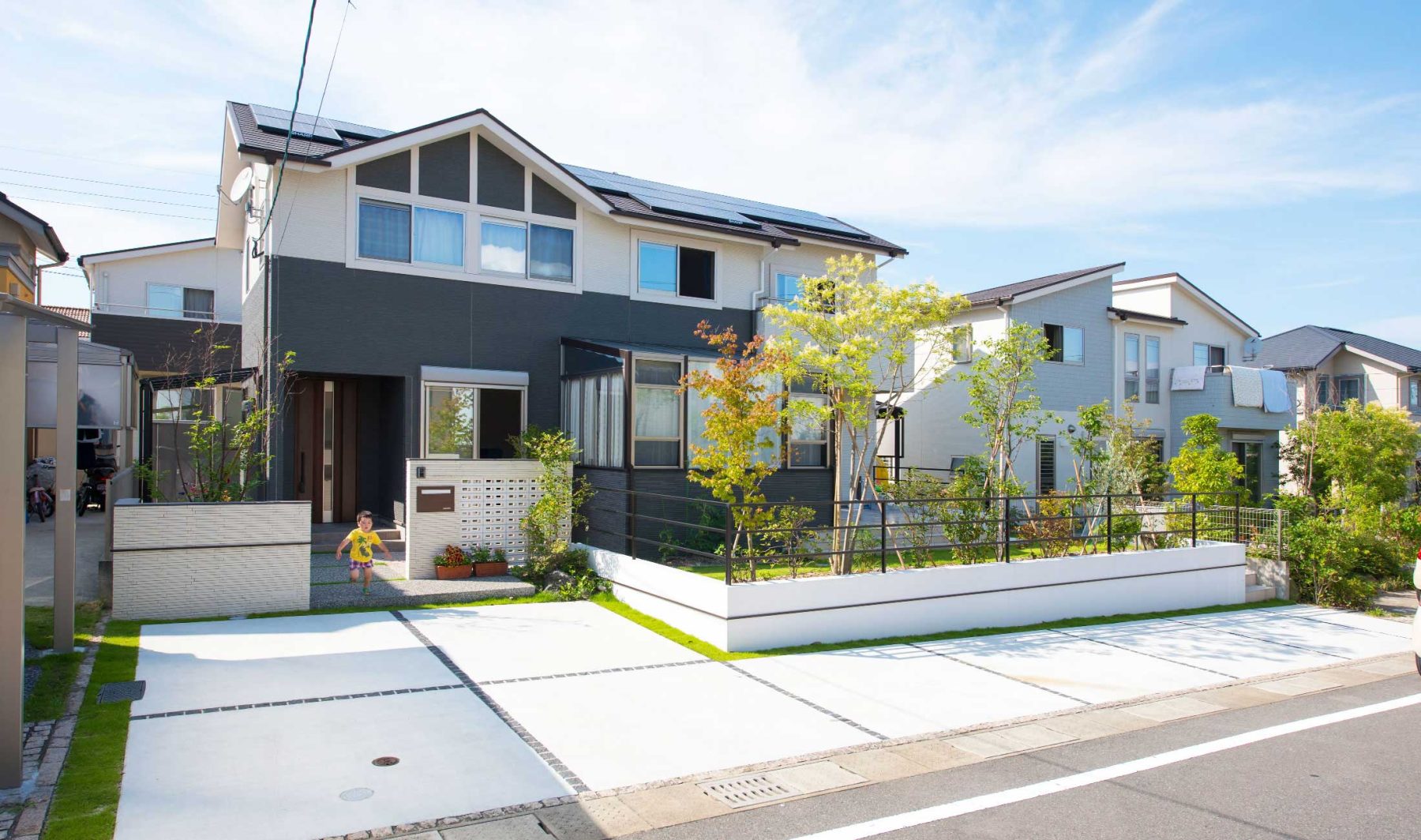 門まわりもリフォームし、緑が沢山で明るいファサードになった。