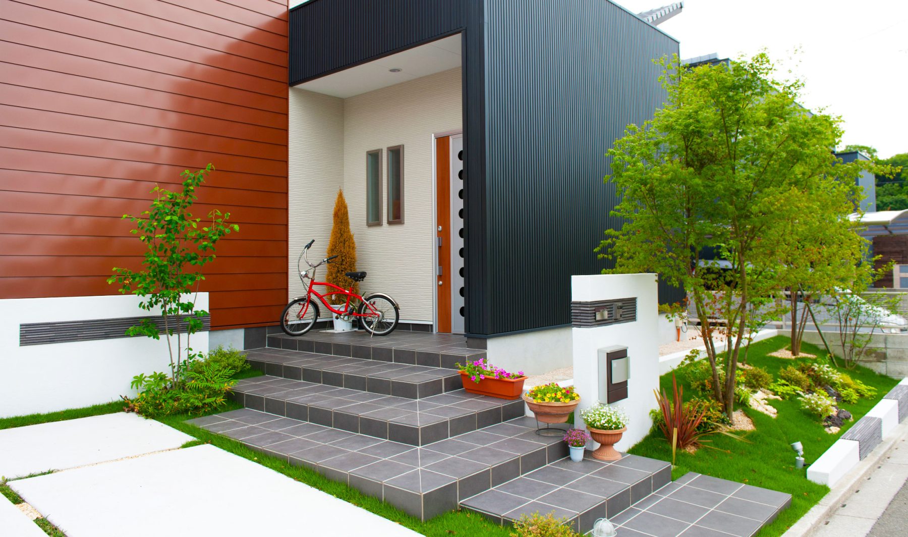 建物を引き立たせるプレーンエクステリア|新築エクステリア施工事例