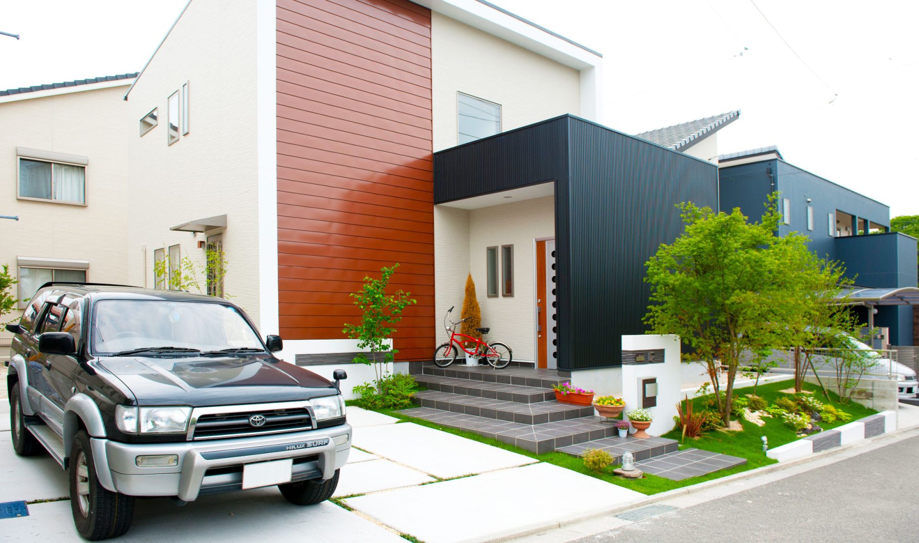 個性的な建物を引き立てるシンプルなデザイン。