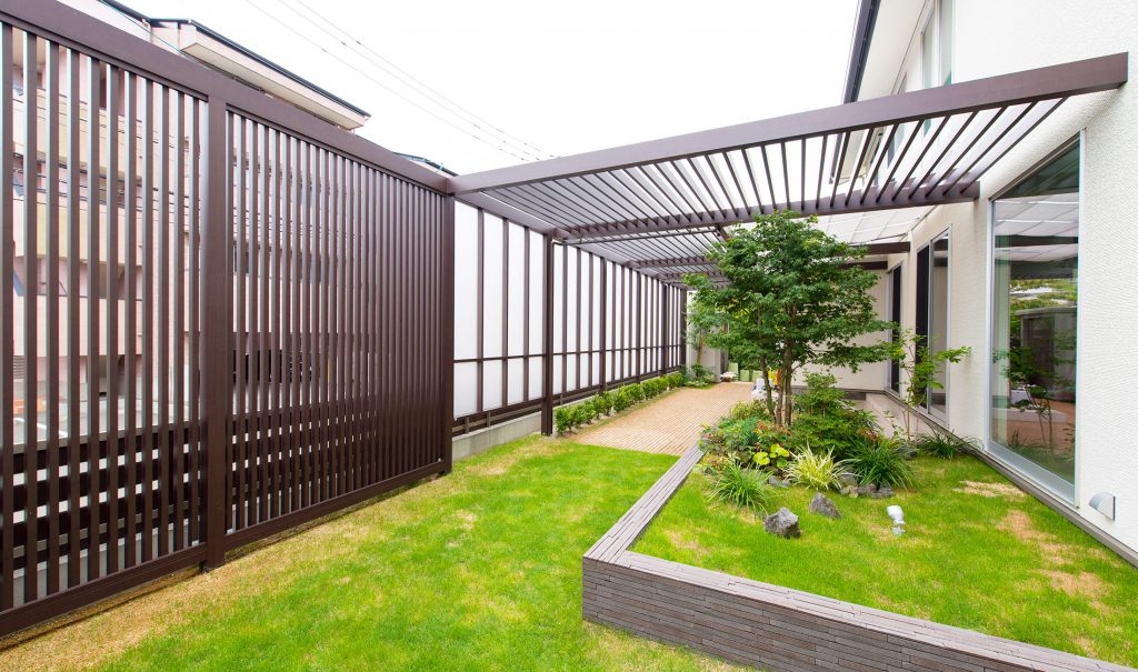 庭をフェンスでおしゃれに魅せる3つの方法 横浜 福岡のエクステリア 外構 ガーデン工事専門 カエデスタイル