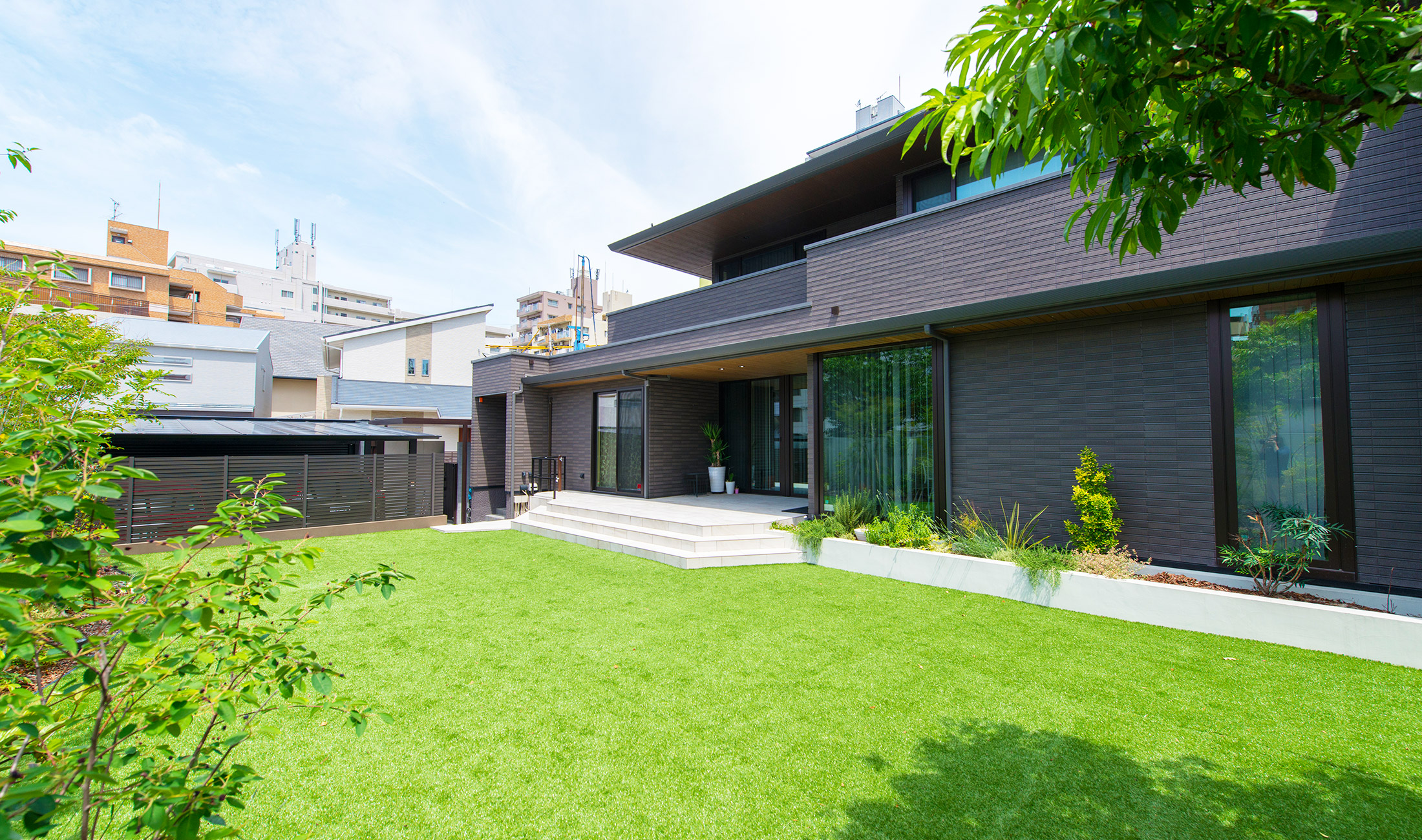 ペットも喜ぶ人工芝のお庭はいかが リアルでお手入れ簡単 横浜 福岡のエクステリア 外構 ガーデン工事専門 カエデスタイル