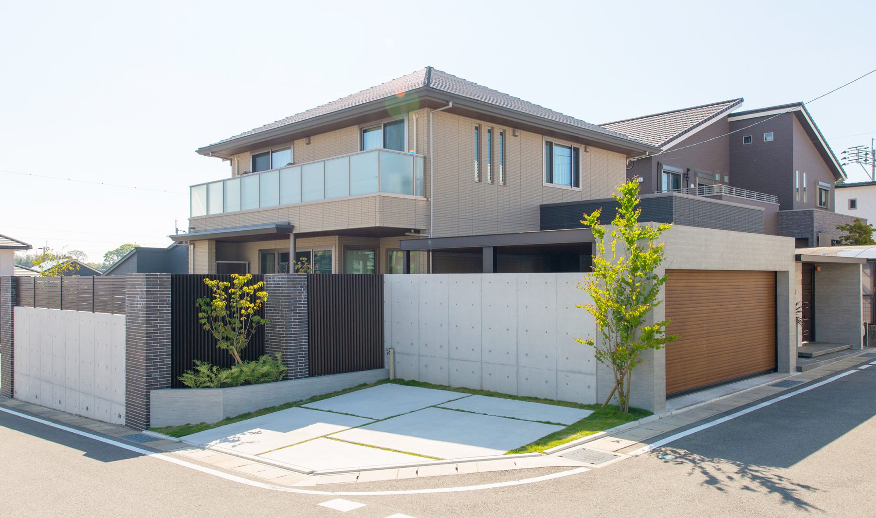 福岡_外構施工事例_重厚なゲートが主役のエクステリア