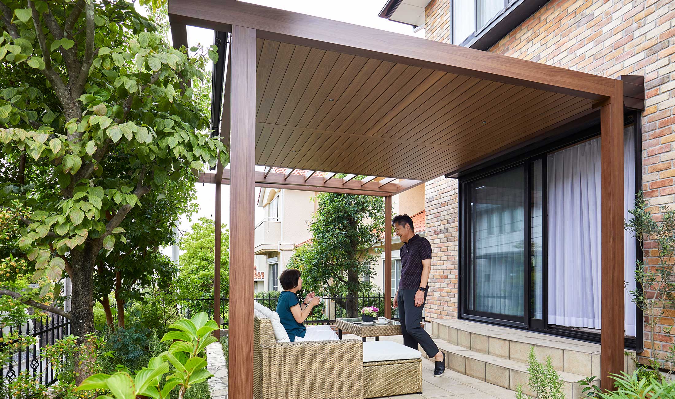 横浜の庭リフォーム。デザイン性のある屋根付きのテラス。