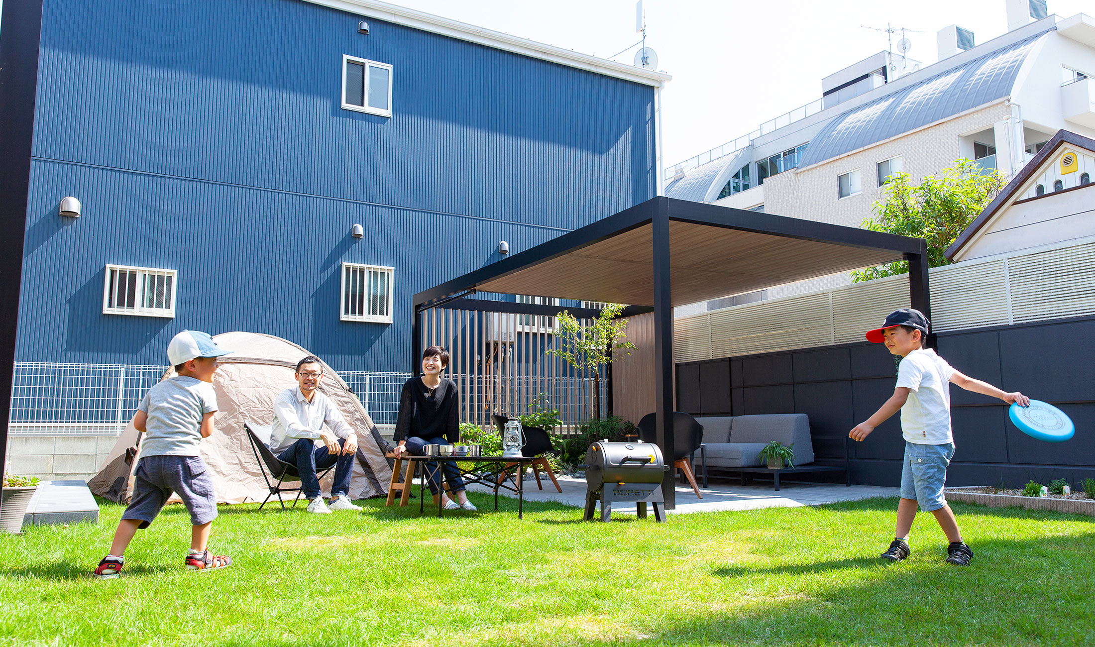 福岡の新築外構。屋根付きのテラスや人工芝で施工。