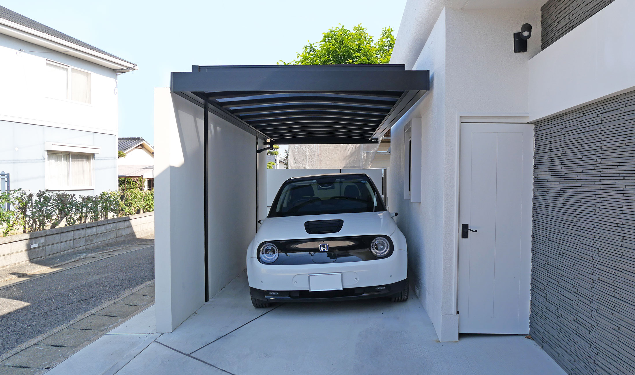 壁と屋根で、大切な車をしっかりと守れる仕様。