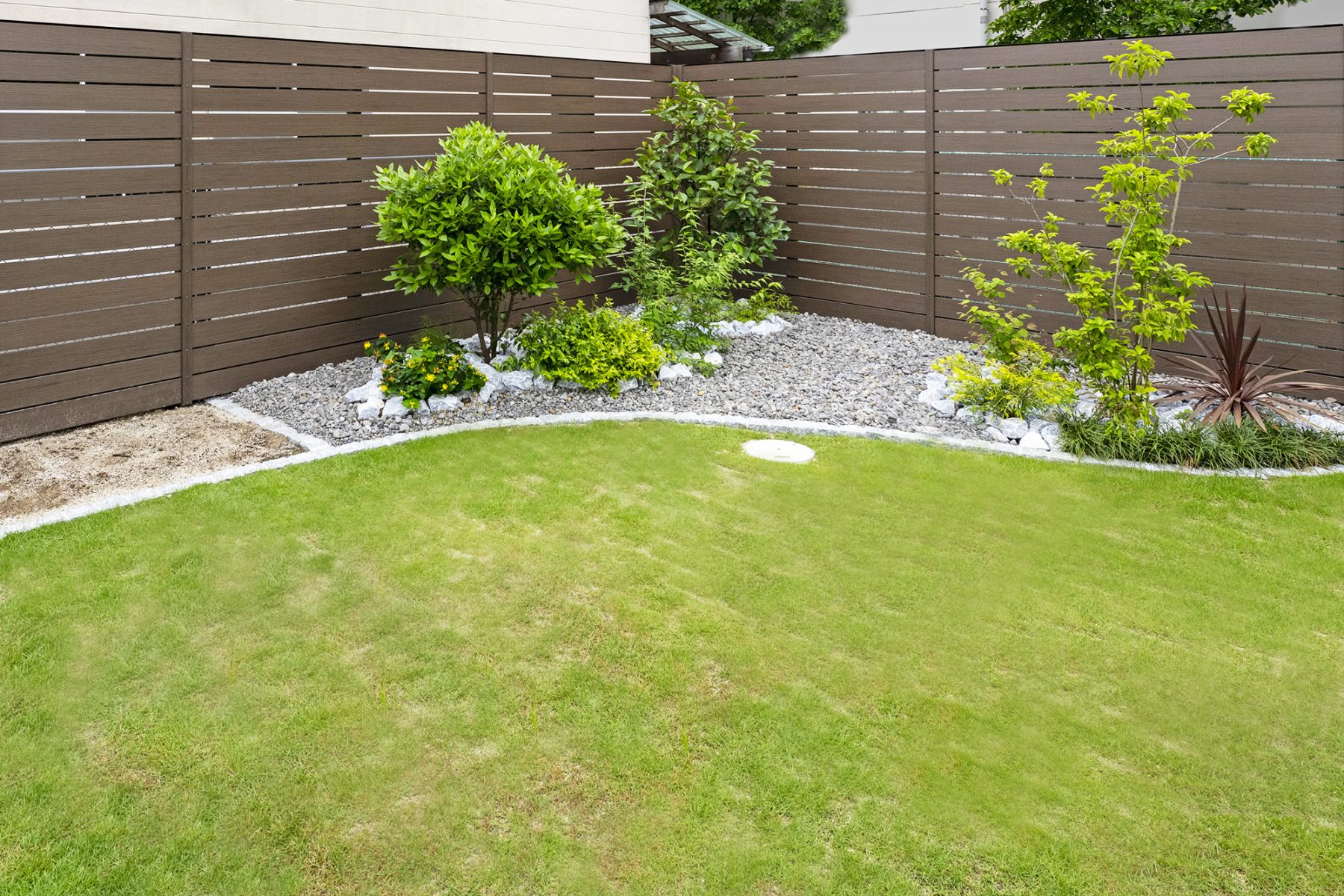 お庭のコーナーには、植物と家庭菜園スペースを。