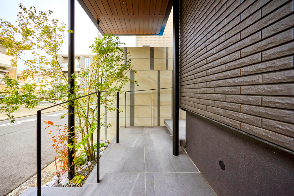 さりげない黒の手すりは、 上品なアクセントに。