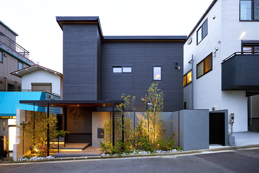 生活感が出やすい設備類は、外構デザインで美しくカバー。