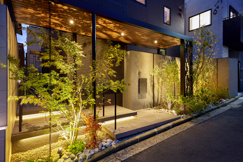 夜は、光と影で迎える上質なエントランス空間に。