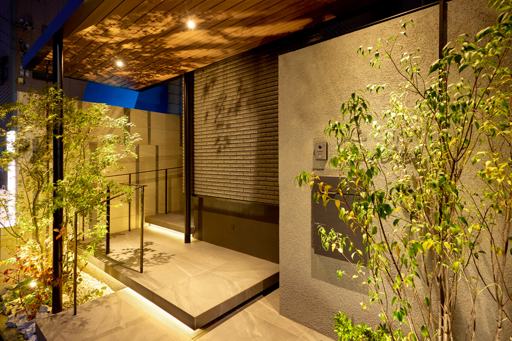 木目調の屋根とライティングが印象的。