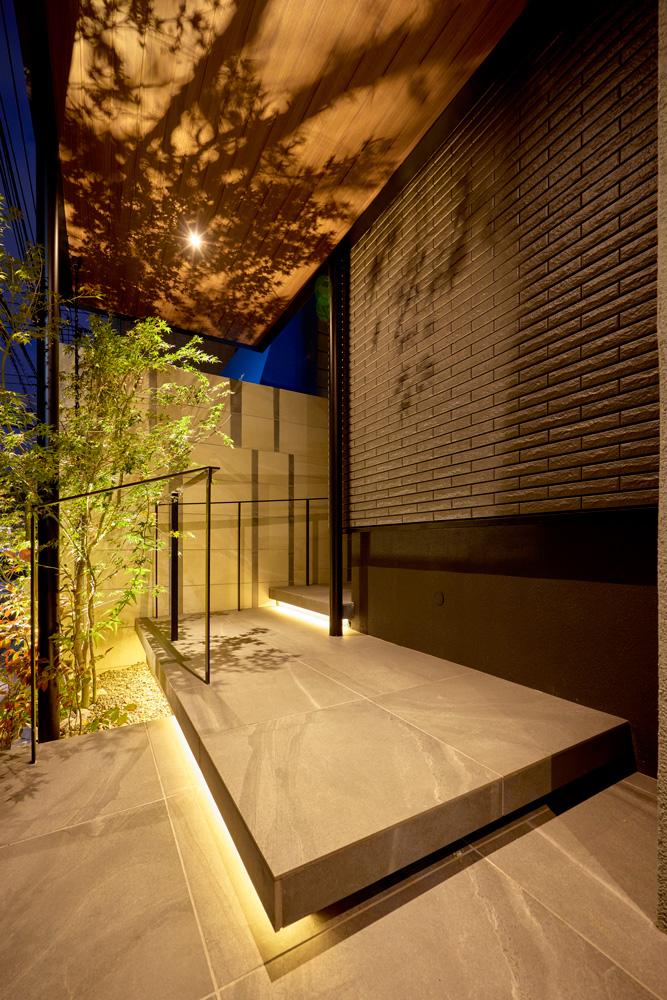 植栽の影が屋根に映り、心を奪われる美しい影絵。